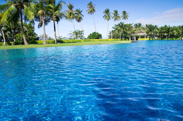 Belle piscine en Thaïlande