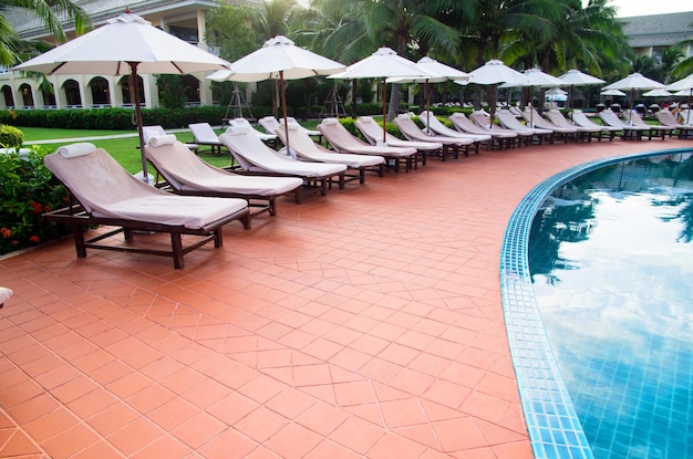 Belle piscine en Thaïlande