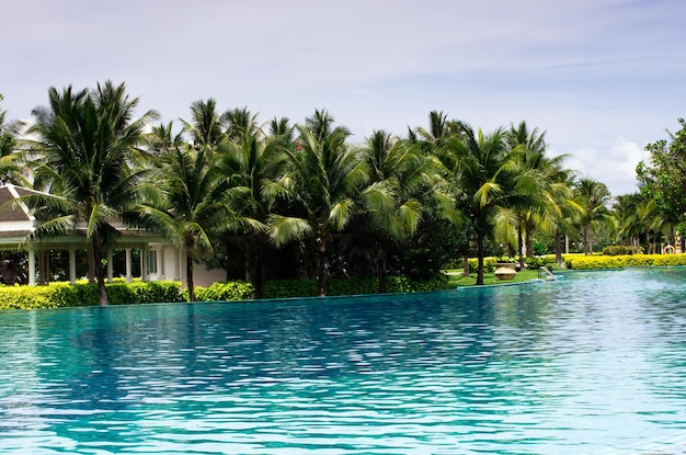 Belle piscine en Thaïlande