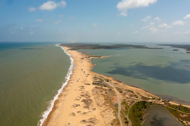 Photo une belle plage au paysage marin avec des eaux turquoises au sri lanka