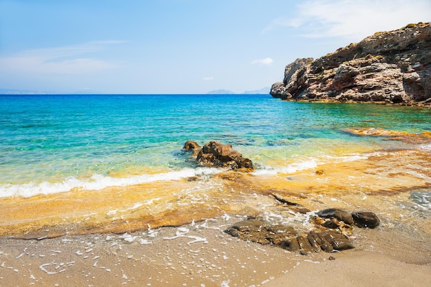 Belle plage aux eaux turquoises claires et aux rochers. Île de Crète, Grèce.