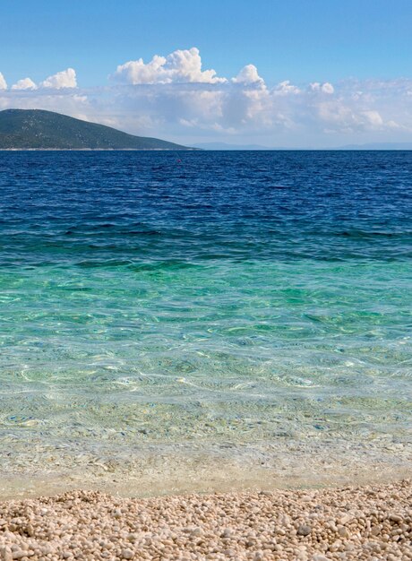 Belle plage aux eaux turquoises claires dans la mer Ionienne sur l'île de Céphalonie en Grèce