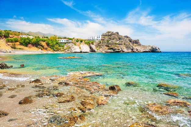 Belle plage aux eaux turquoises claires. Île de Crète, Grèce.