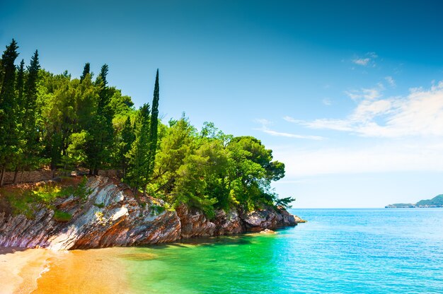 Belle plage aux eaux turquoises et falaises près de Budva, Monténégro. Paysage marin d'été, voyages et vacances