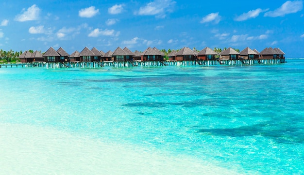 Belle plage avec bungalows sur pilotis aux Maldives