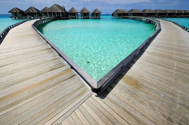 Belle plage avec bungalows sur pilotis