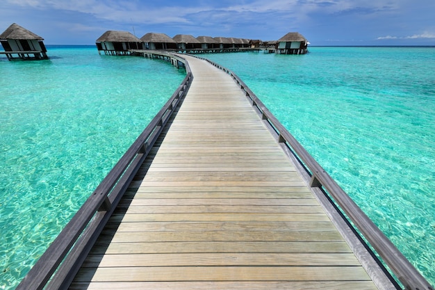 Belle plage avec bungalows sur pilotis