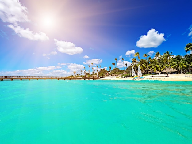 Belle plage des Caraïbes en République dominicaine Paysage d'été idyllique tropical avec mer et ciel bleu avec des nuages Fond de voyage avec fond