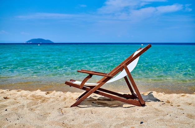 Belle plage avec chaise longue