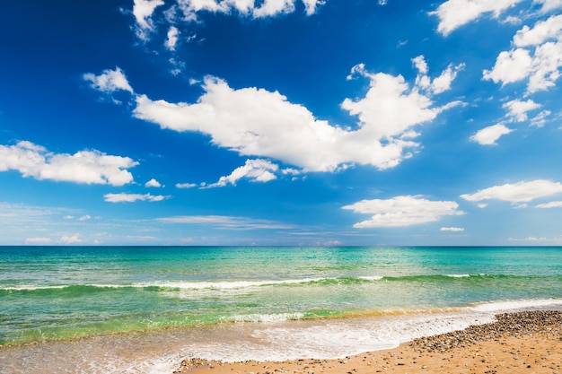 Belle plage et ciel bleu avec des nuages. L'île de Crète, Grèce