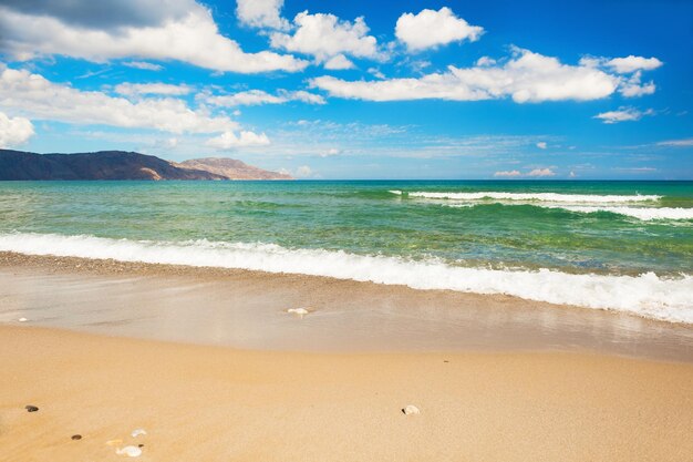 Belle plage et ciel bleu avec des nuages. L'île de Crète, Grèce