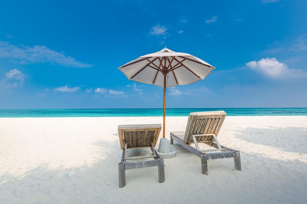 Belle plage. Couple chaises plage de sable près de la mer. Concept de vacances de vacances d'été, tourisme