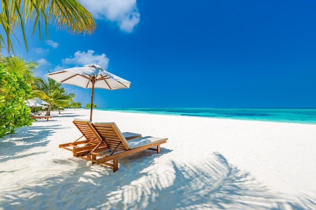 Belle plage. Couple chaises plage de sable près de la mer. Concept de vacances de vacances d'été, tourisme
