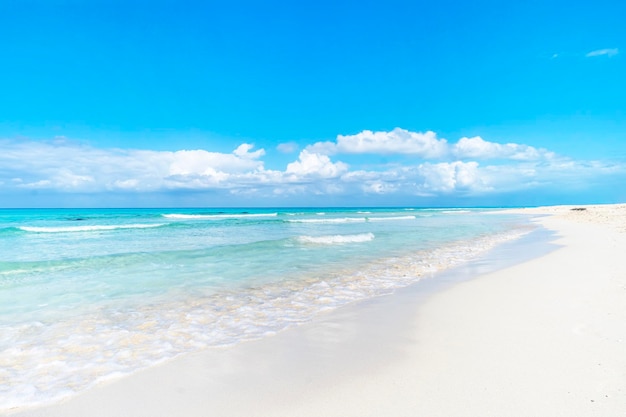 La belle plage cubaine de Varadero avec des voiliers de sable blanc et une eau cristalline turquoise