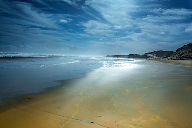 Belle plage déserte au lever du soleil