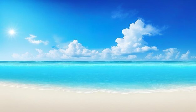 Belle plage avec du sable blanc, de l'eau d'océan turquoise et du ciel bleu avec des nuages par jour ensoleillé Panora