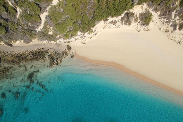 Une belle plage avec du sable et des vagues