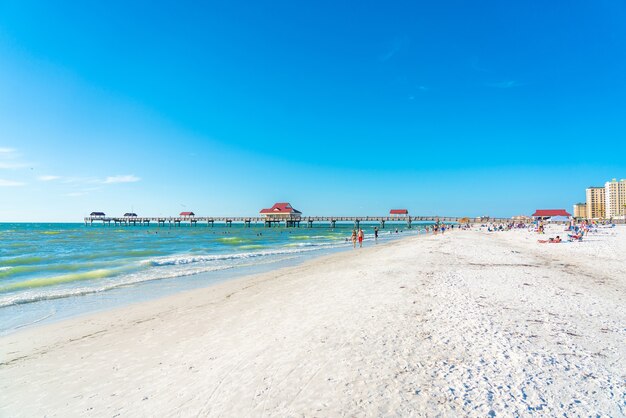 Belle plage d'eau claire avec du sable blanc en Floride Etats-Unis