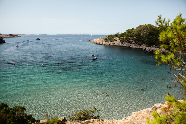 Belle plage avec de l'eau très propre et bleu azur sur la mer méditerranée dans l'île d'Ibiza