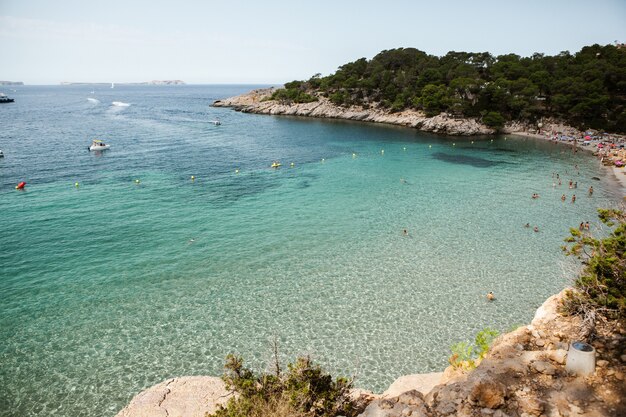 Belle plage avec de l'eau très propre et bleu azur sur la mer méditerranée dans l'île d'Ibiza