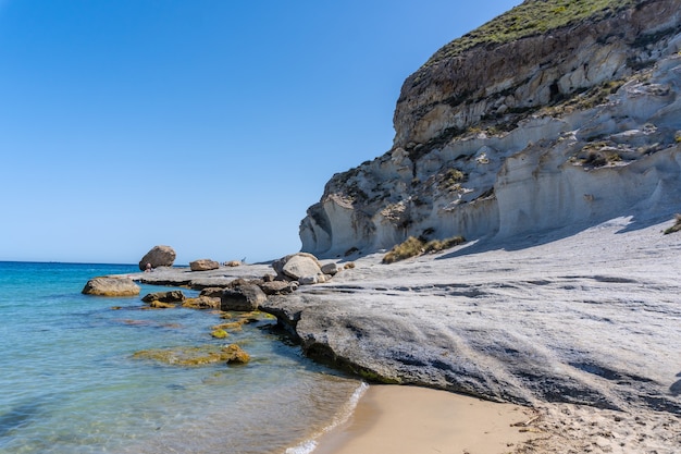 La belle plage d'Enmedio à Cabo de Gata par une belle journée d'été, Almería