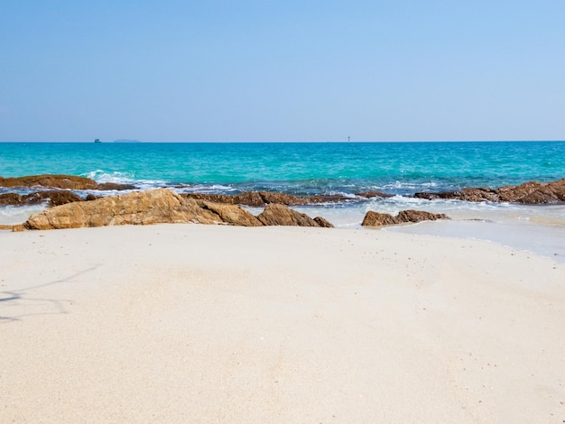 Belle plage d'été et ciel clair