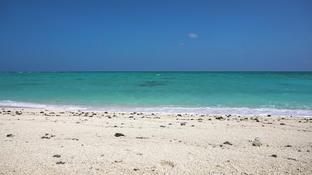 Belle plage sur une île tropicale