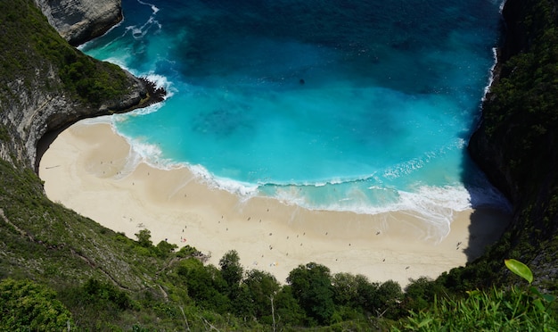 Photo belle plage de kelingking à l'île de nusa penida, indonésie