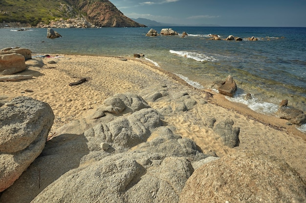 Belle plage méditerranéenne typique de la côte sud de la Sardaigne reprise en été.