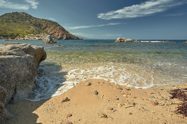 Photo belle plage méditerranéenne typique de la côte sud de la sardaigne reprise en été