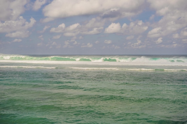 Belle plage de Melasti aux eaux turquoises, île de Bali Indonésie