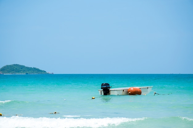 Belle plage et mer tropicale avec bateau