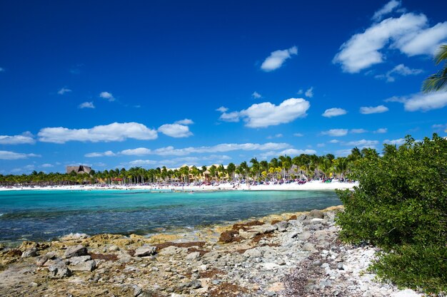 Belle plage et mer tropicale