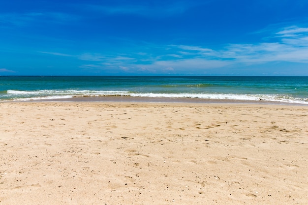 Belle plage et mer tropicale