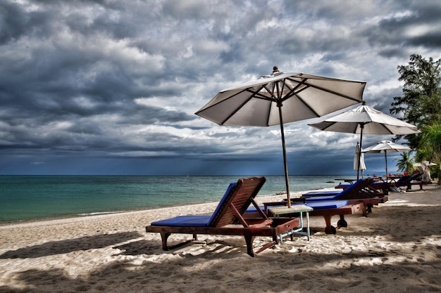 belle plage et mer tropicale