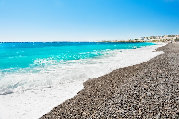 Belle plage avec mer turquoise à Nice, France.