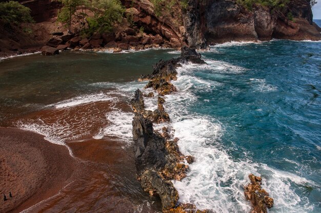 Belle plage de l'océan avec de gros rochers sur le rivage et dans l'eau Vagues dans l'océan Vacances vacances d'été