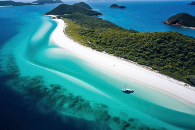 Belle plage paradisiaque avec eau bleu clair et station balnéaire de sable doux