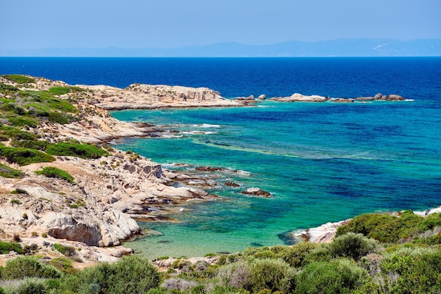 Belle plage et paysage de côte rocheuse en Grèce