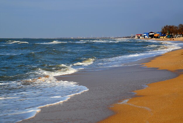 Belle plage de paysage marin avec de l'eau de mer claire de sable jaune et un ciel bleu