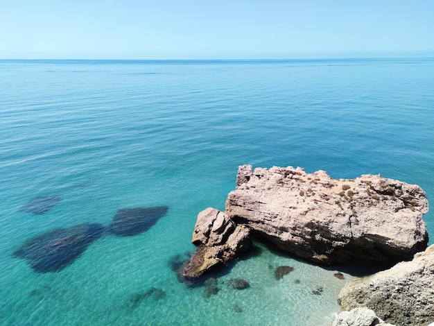 Belle plage avec rochers et mer turquoise