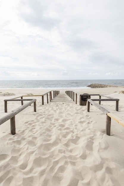 Belle plage de sable au bord de l'océan par temps nuageux