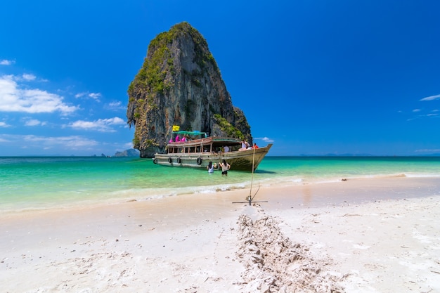 Belle plage de sable blanc et ciel clair à Krabi en Thaïlande