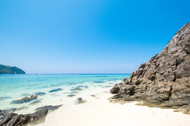 Belle plage de sable blanc avec île en été concept voyage