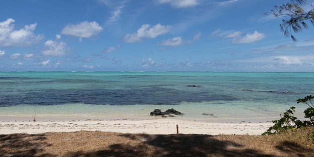 Belle plage de sable blanc et mer bleue tropicale