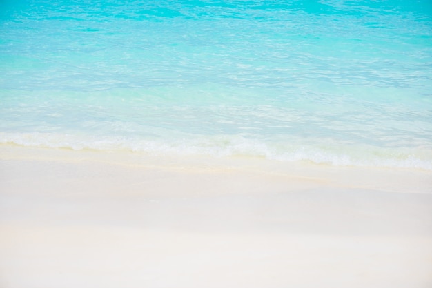 Belle plage de sable blanc et mer bleue turquoise tropicale