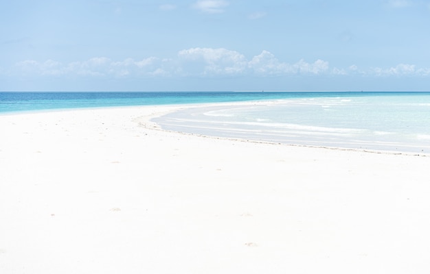 Belle plage de sable blanc tropicale et mer