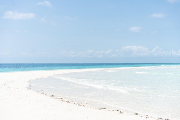 Belle plage de sable blanc tropicale et mer