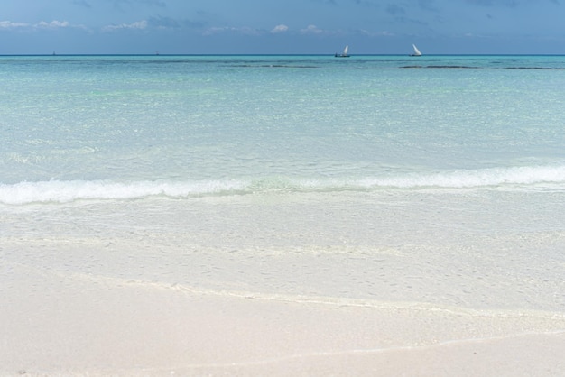 Belle plage de sable blanc tropicale et mer