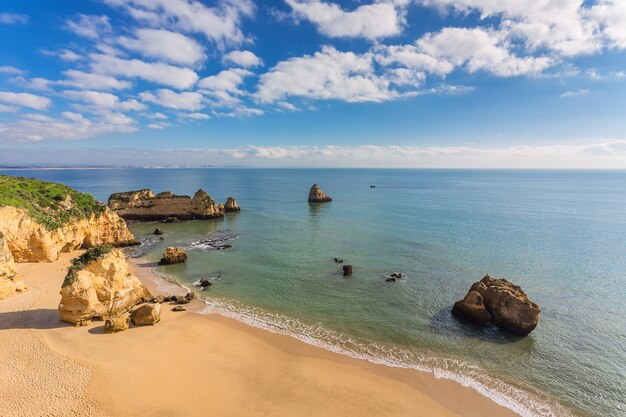 Belle plage de sable. La côte du Portugal, Algarve, Lagos.